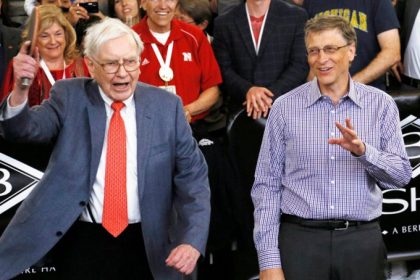 Cuộc gặp miễn cưỡng khởi đầu tình bạn 27 năm của Bill Gates và Buffett