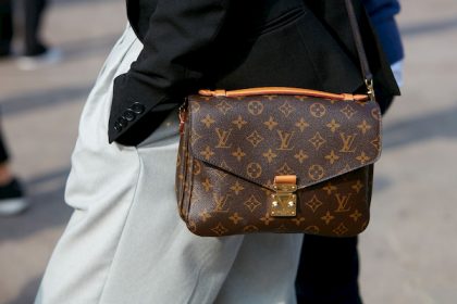 Louis Vuitton từ kẻ “cai trị” trở thành "tín đồ" hàng hiệu?