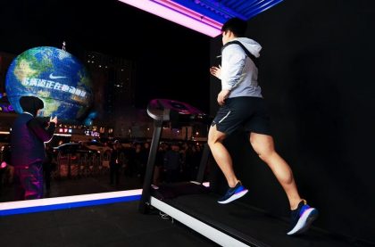 Chiến dịch OOH tương tác Nike React: Khi bạn cất bước chạy, cả thế giới sẽ quay tròn theo chân bạn