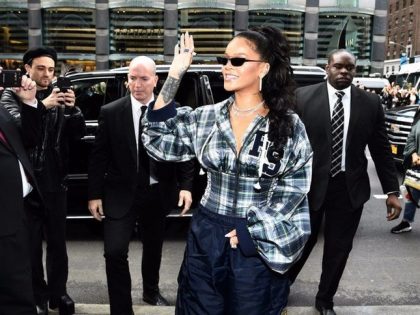 Rihanna nữ ca sĩ giàu nhất thế giới kiếm 1,7 tỷ USD thế nào?