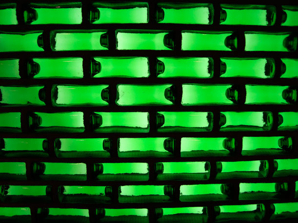 Heineken từng sản xuất chai hình chữ nhật để xây nhà, cần uống hết 1.000 chai mới được ngôi nhà gần 10 m2 - Làm giàu từ kinh doanh